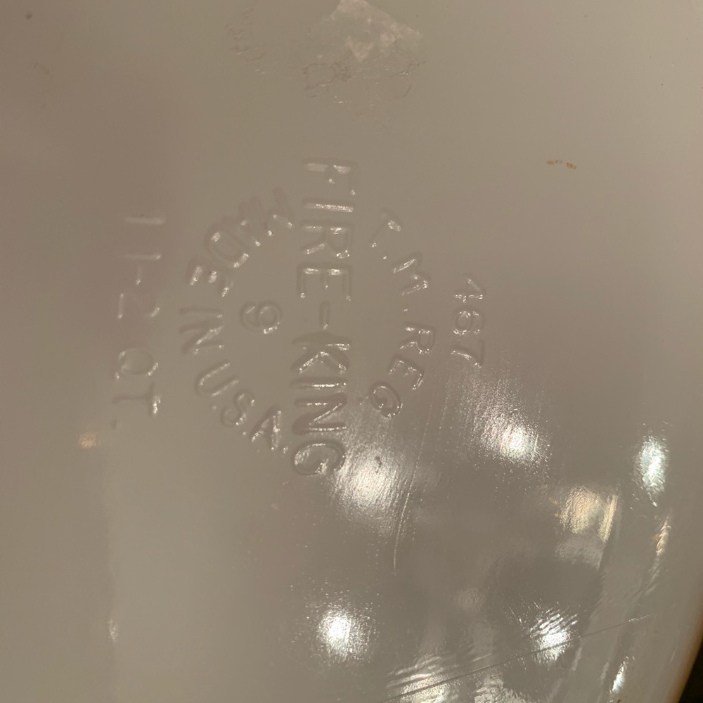 Covered Pyrex dish - Picture 3 of 3